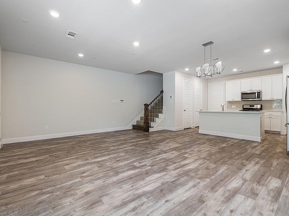 5th image of 299 Ferndale Dr