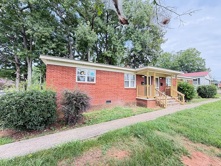 1404 Oakwood Ave — Photo 2