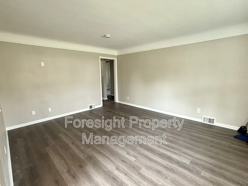 4 bed, 1.0 bath, $1,950 — Photo 4