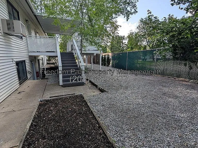 4 bed, 2.0 bath, 1725 sqft, $2,395 — Photo 2