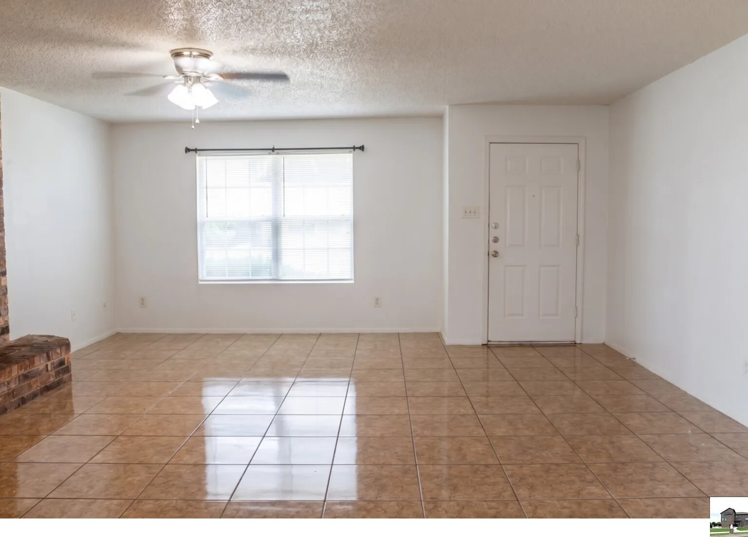 3 bed, 2.0 bath, 1422 sqft, $1,300 — Photo 2