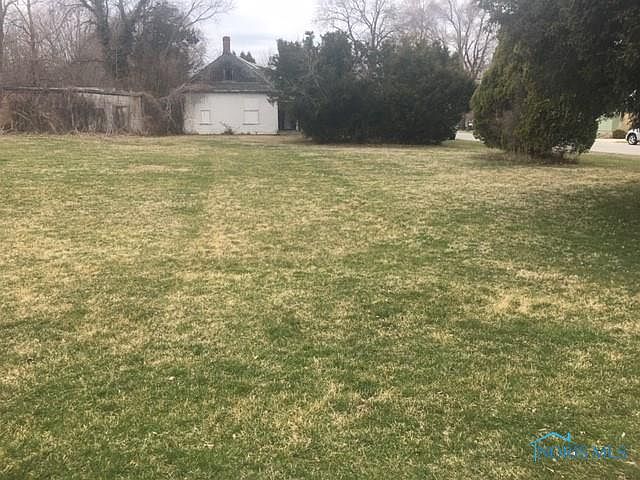 2nd image of 203 W Clay St