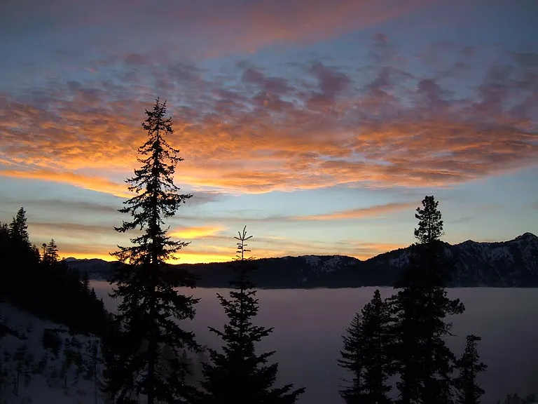 6 minute walk to Lake Cle Elum and stunning views.