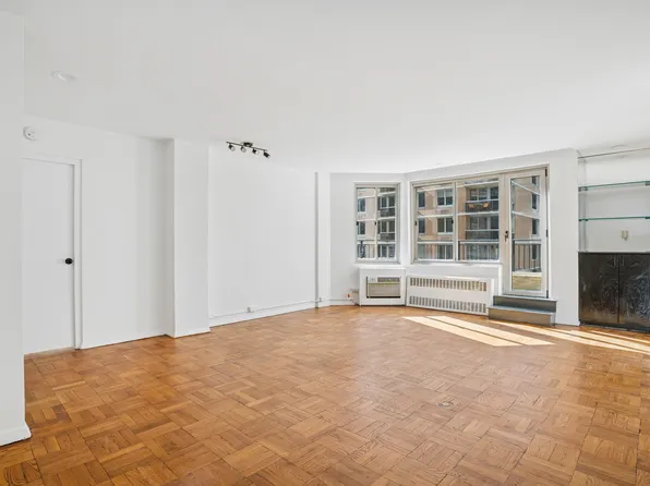 225 East 46th Street image 2 of 12