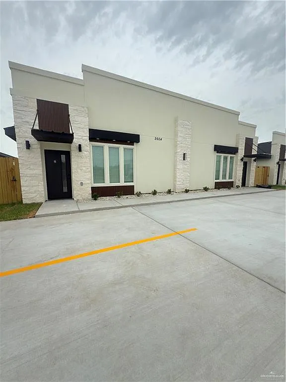 3 bed, 2.0 bath, 1090 sqft, $1,350 — Photo 2