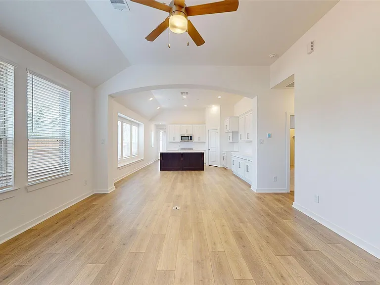 570 Sand Branch Dr — Photo 4