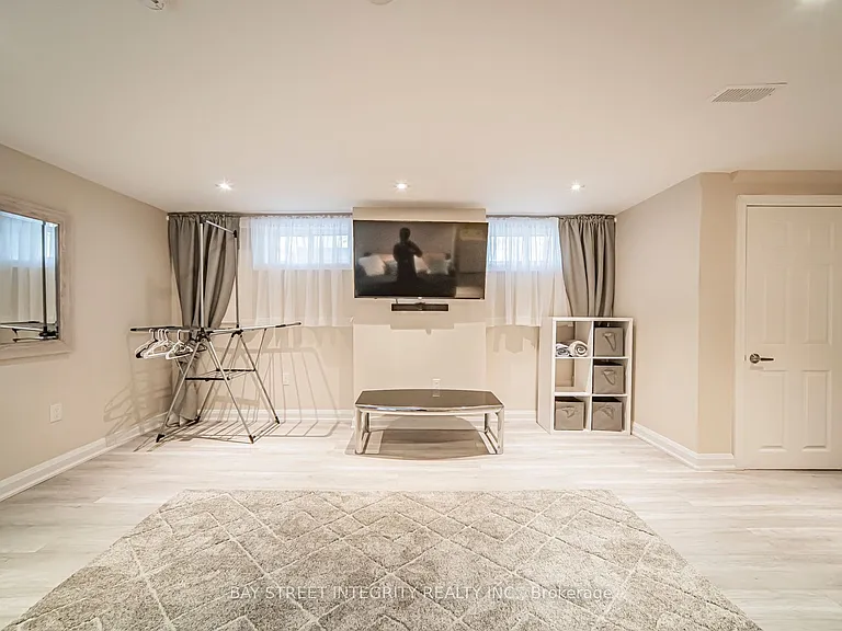 1277 Gainsborough Dr — Photo 32