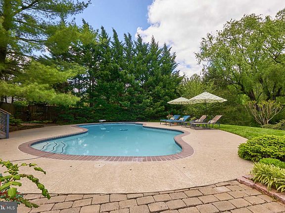3rd image of 8437 Holly Leaf Dr