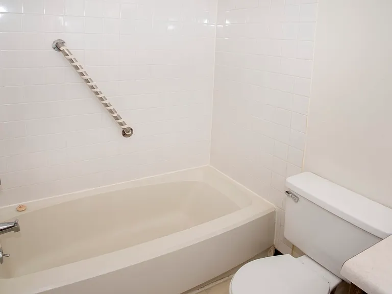 Laurel Place Apartments — Photo 32