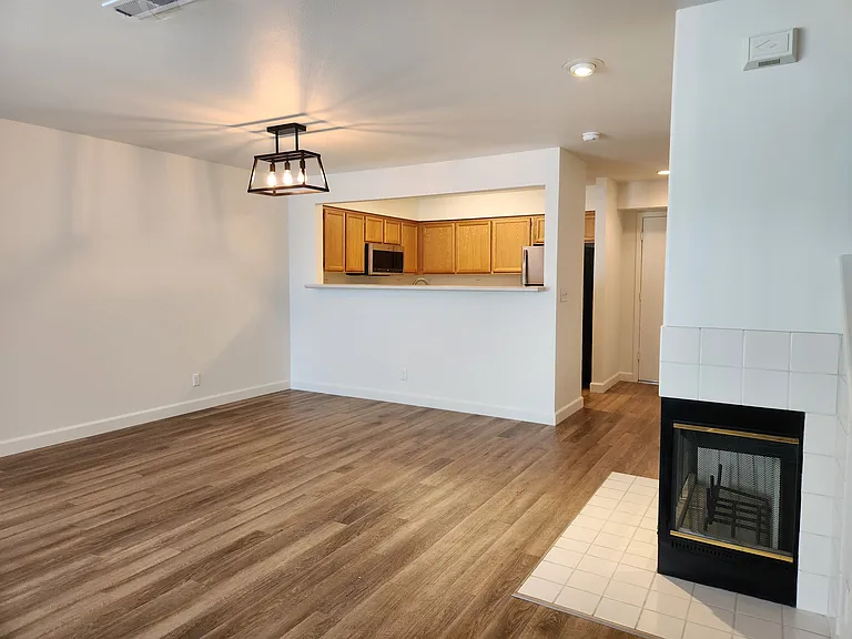 539 Torrey Pine Ln — Photo 9