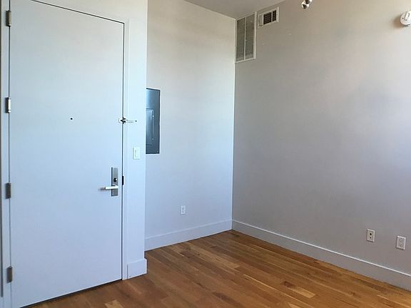 4th image of 372 Kosciuszko St #402