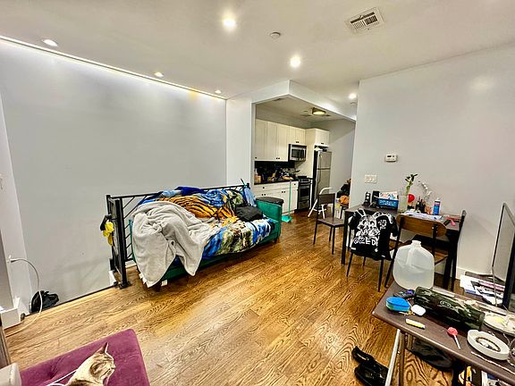 3rd image of 634 Kosciuszko St APT 1R