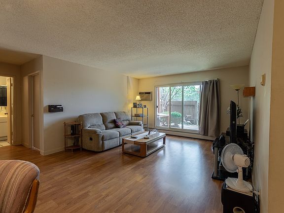 3rd image of 147 Calle Ojo Feliz Unit D