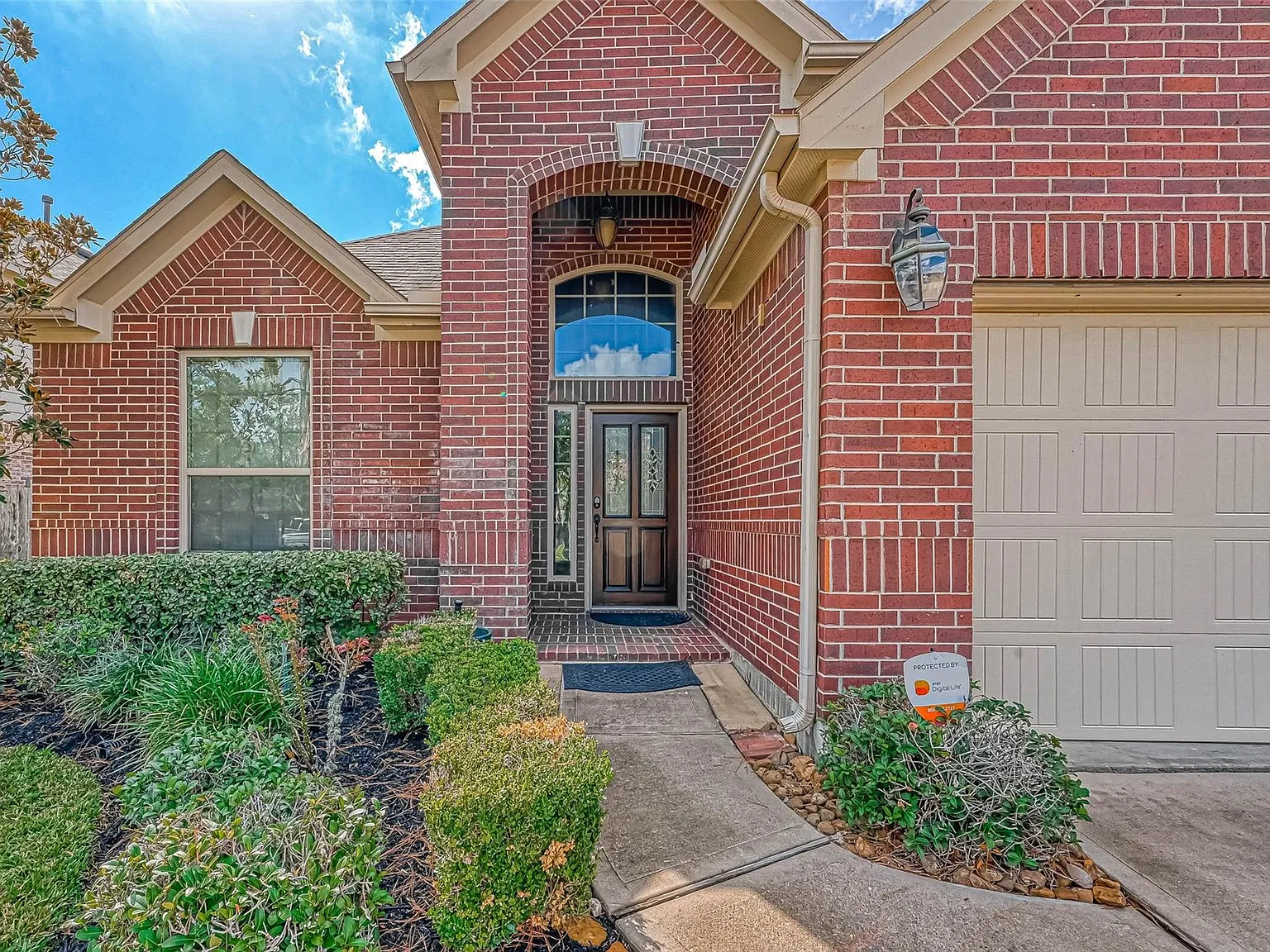 4 bed, 3.0 bath, 2746 sqft, $2,500 — Photo 2