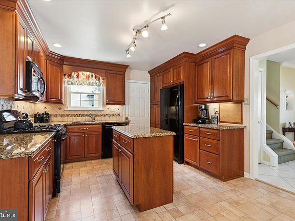 4th image of 115 Mercedes Dr