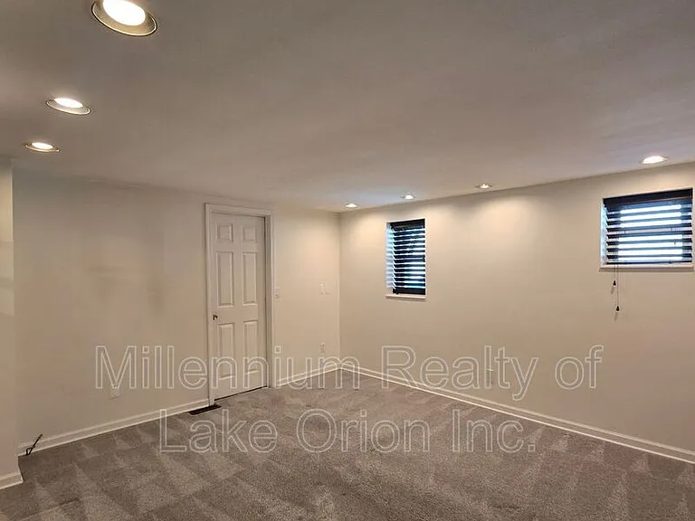201 W York York Ave — Photo 8