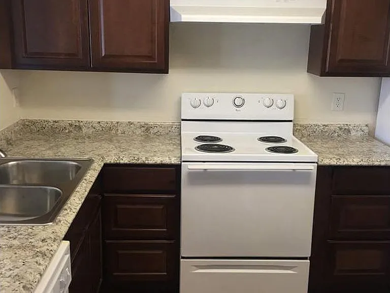 West Pointe Apartments — Photo 17