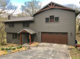 2749 Lake View Dr NE, Solon, IA 52333