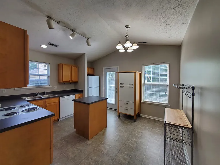 204 Lucille Dr — Photo 28