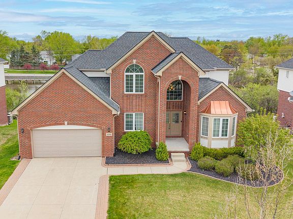 3rd image of 42088 Woodglen Dr
