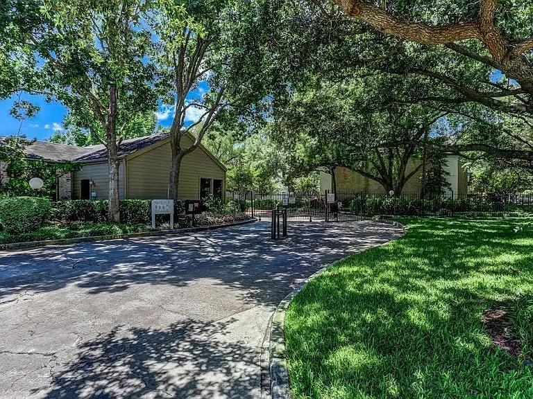 10047 Westpark Dr #9 — Photo 2