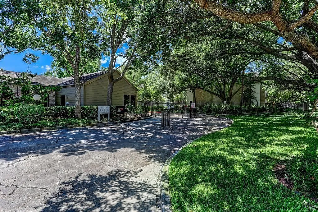 Building Photo - 10047 Westpark Dr #9