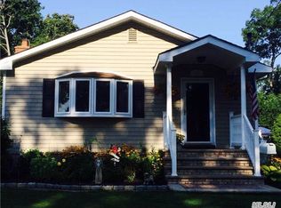 323 Oak Neck Rd, West Islip, NY 11795