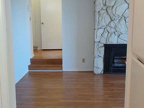 4th image of 13561 Moorpark St #101