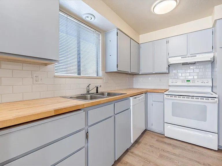 2304 W Canal St — Photo 1