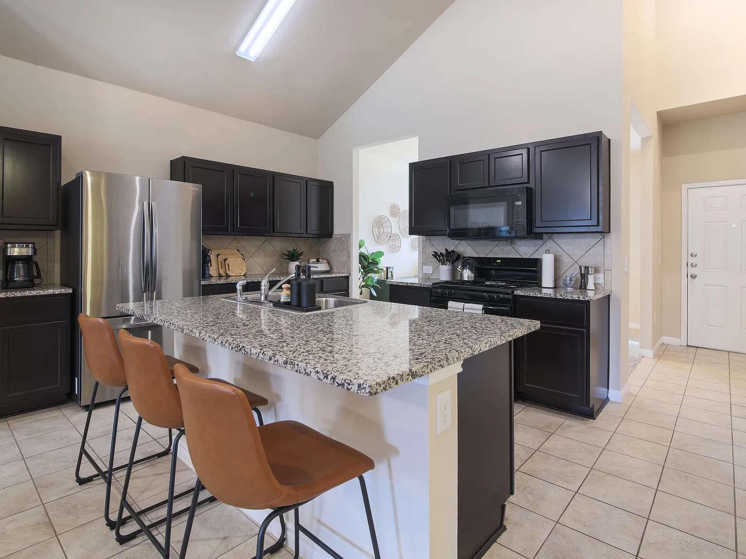 4 bed, 2.5 bath, 2232 sqft, $6,000 — Photo 3