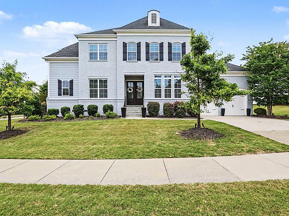 5th image of 405 Whispering Hills Ct