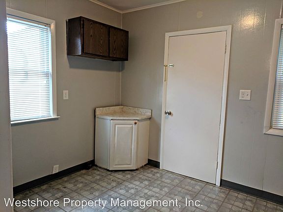 5th image of 1129 E Larch Ave