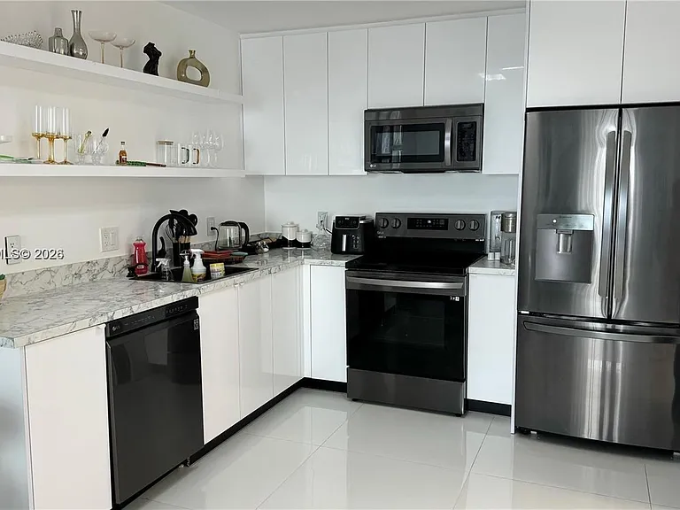 2801 NE 183rd St #1005W — Photo 4