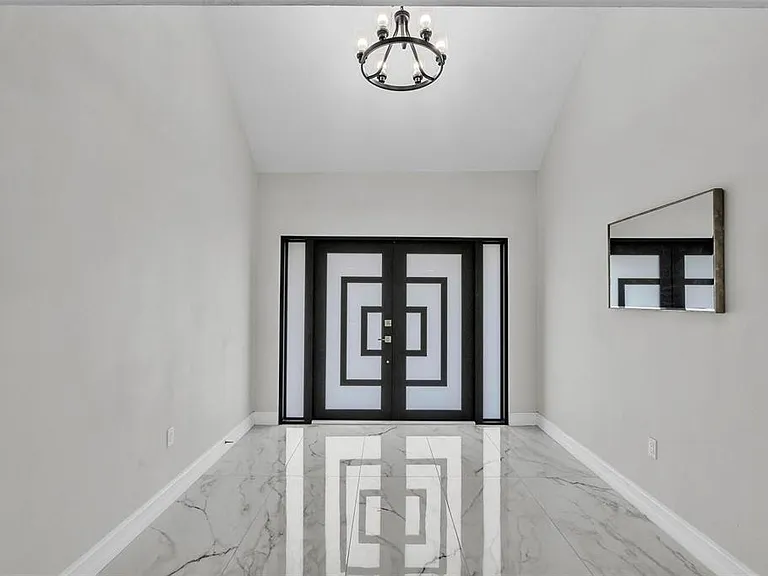 4520 Pine Hollow Dr — Photo 3