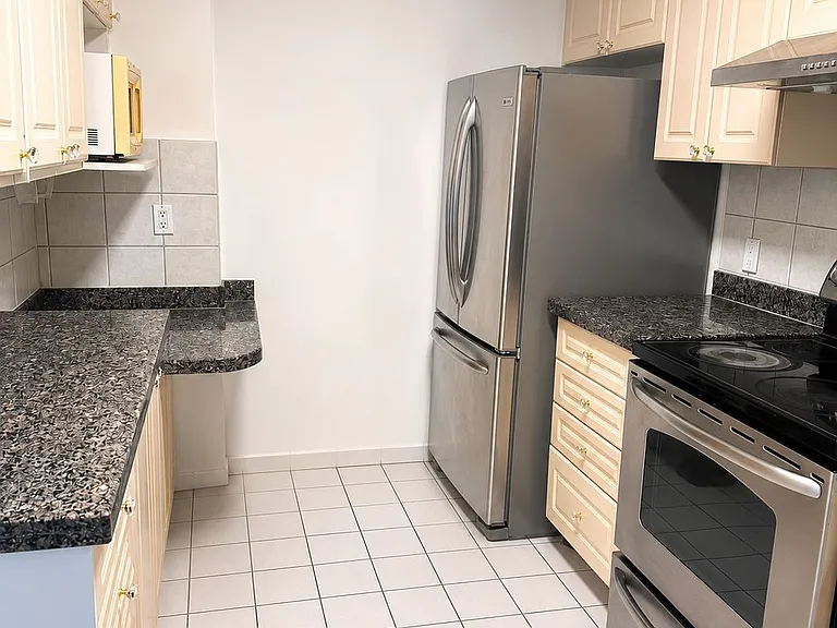 8 Lee Centre Dr #2009 — Photo 11