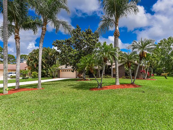 4th image of 1138 SW Greenbriar Cove