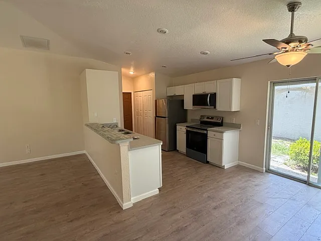 3 bed, 1398 sqft, $2,295 — Photo 4