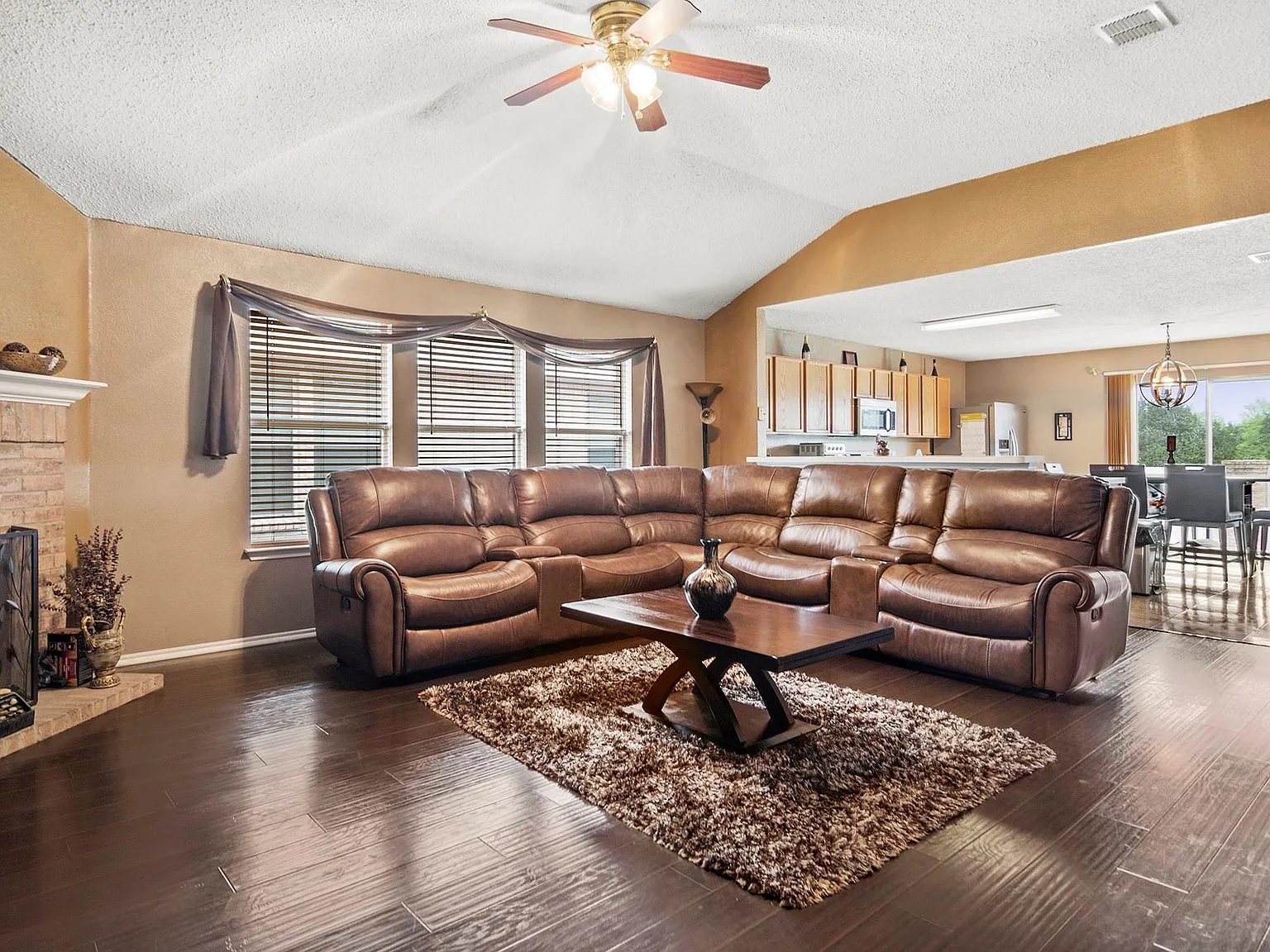 4 bed, 1830 sqft, $2,300 — Photo 3