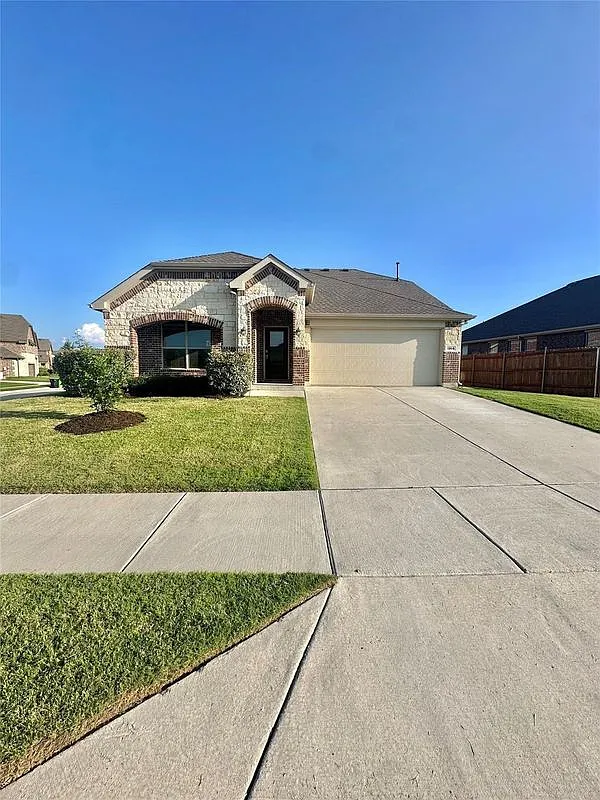 4 bed, 3.0 bath, 2363 sqft, $2,300 — Photo 1