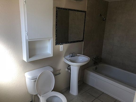 3rd image of 2925 Elm Ave