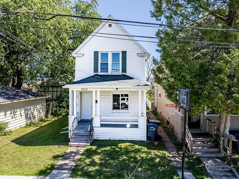 1612 Baxter Ave — Photo 1