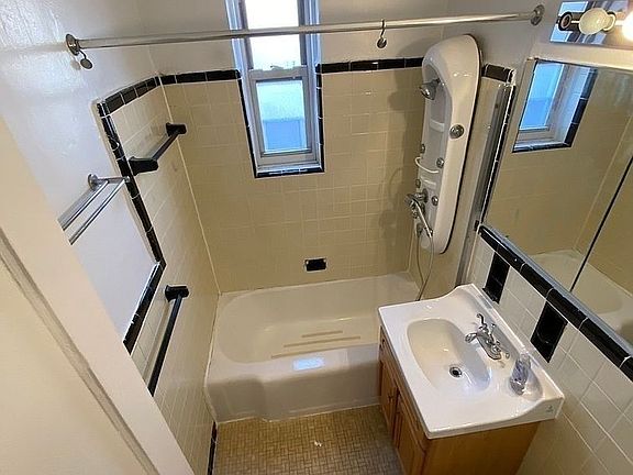 5th image of 64-35 Yellowstone Blvd #1