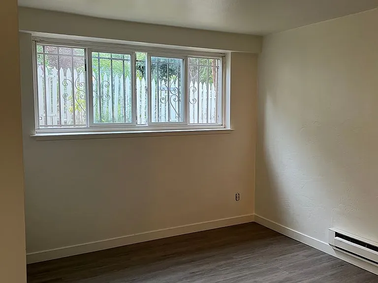 421 18th Ave E — Photo 2