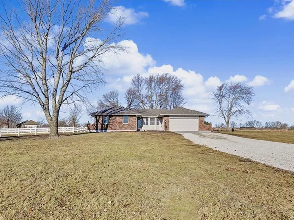 22284 Rosewood St, Bucyrus, KS 66013