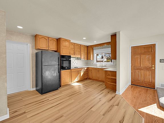 3rd image of 849 Emerson Cir