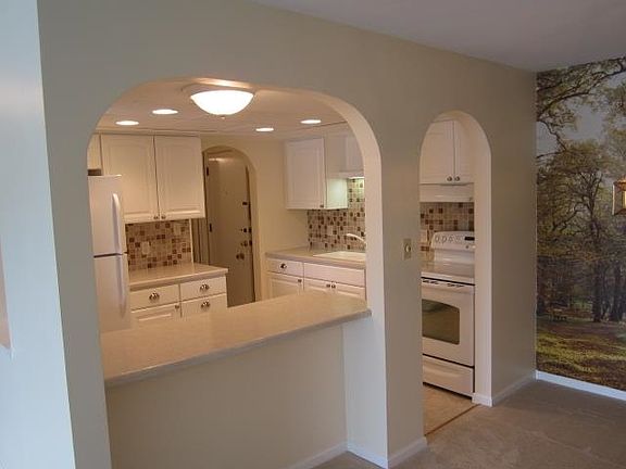 3rd image of 1077-305 Greenleaf Blvd