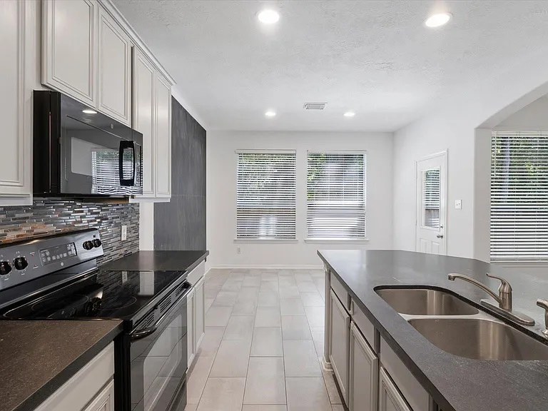 15 Benedict Canyon Loop — Photo 9