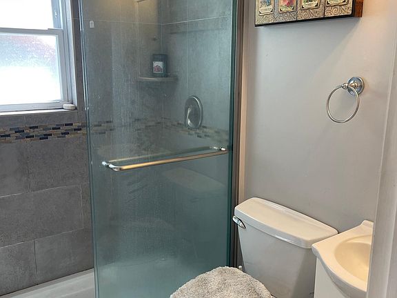 4th image of 8 Townsend Ln