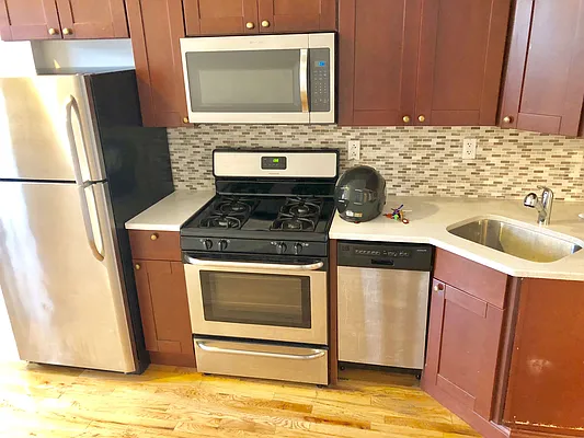 Rented by Premier Metro Realty Corp | media 9