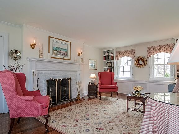5th image of 24 Soundview Cir